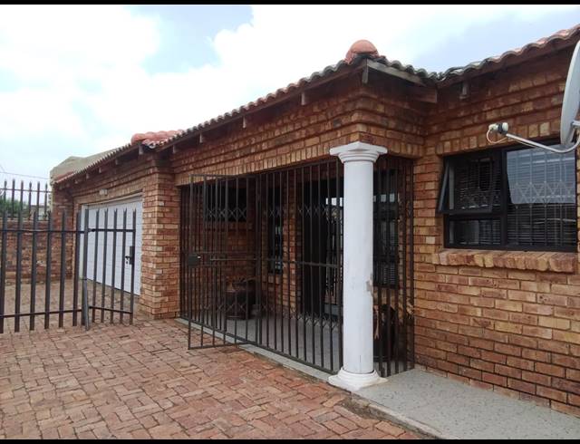 3 BEDROOM HOUSE FOR SALE IN GELUKSDAL EXT 2